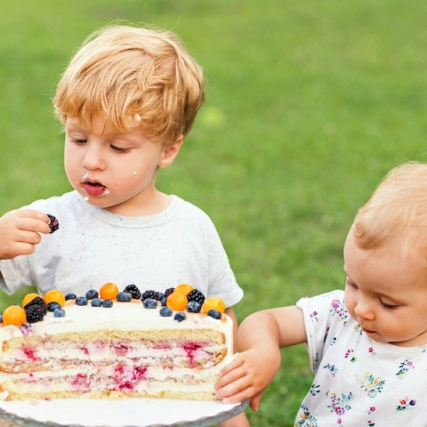 2 παιδια τρωνε τουρτα