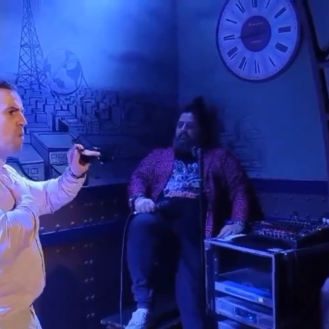 Πατέρας επιτέθηκε σε Ισπανό κωμικό στη σκηνή επειδή έκανε σεξουαλικό αστείο για τον γιο του (Βίντεο)