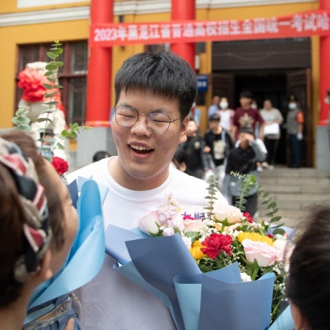 κινεζος μαθητης με γονεις και λουλουδια