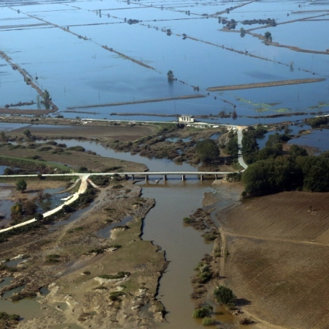 πλημμυρισμενα χωραφια, δρομοι, γεφυρα