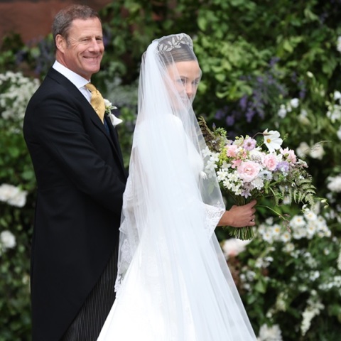 Έγινε ο «γάμος της χρονιάς» στη Βρετανία,  Η Olivia Henson έφτασε με τον πατέρα της Rupert Henson στον Καθεδρικό ναό του Τσέστερ