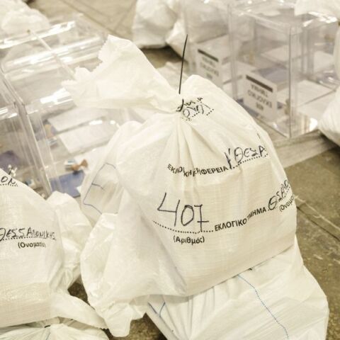 Προετοιμασίες στα εκλογικά τμήματα για τις εκλογές της Κυριακής