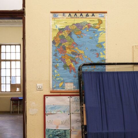 Προετοιμασίες στα εκλογικά τμήματα για τις εκλογές της Κυριακής