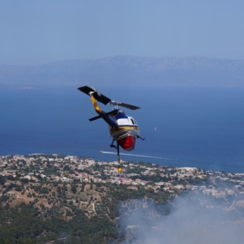 Χίος: Σε εξέλιξη η πυρκαγιά στις Καρυές - Η φωτιά καίει μέσα σε απόκρημνες χαράδρες