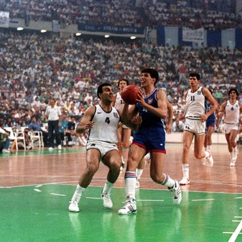 Ο Νίκος Γκάλης με τον Ντράζεν Πέτροβιτς στο Ευρωμπάσκετ του 1987