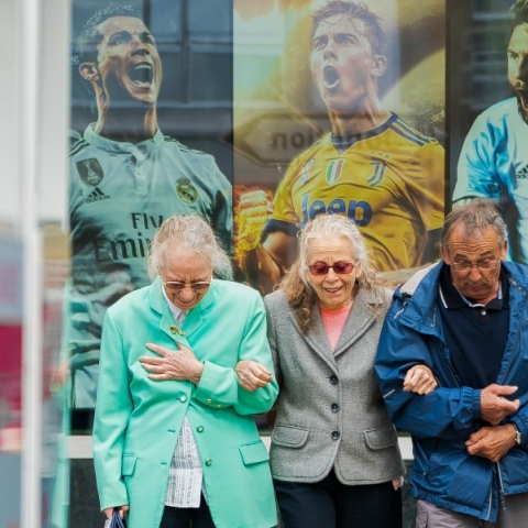 1 ανδρας, 2 γυαναικες