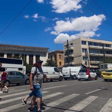 δρομος, περαστικοι, αμαξια, συννεφα, ουρανος