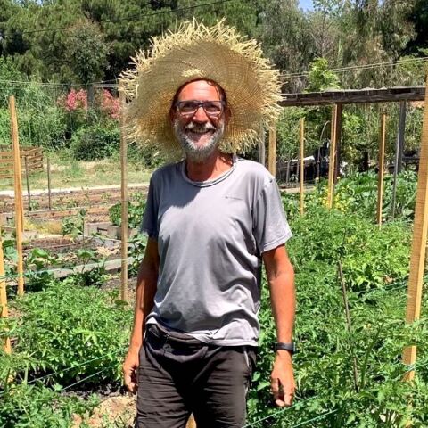 Γιάννης Κανταρτζής: Ένας καλλιτέχνης κηπουρός στη Βουρβουρού