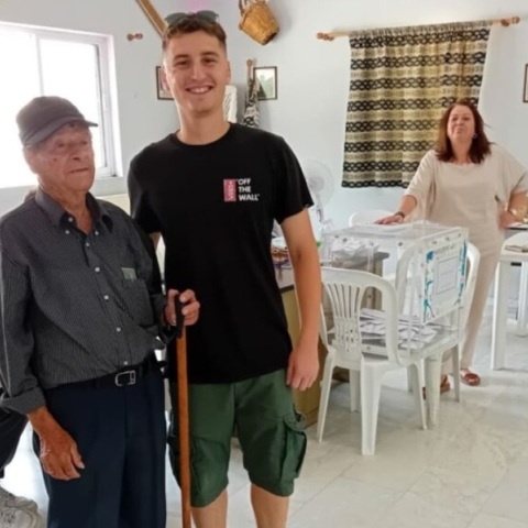 Ευρωεκλογές 2024: Παππούς στην Άζωρο Ελασσόνας ψήφισε με τον εγγονό και τον δισέγγονό του 