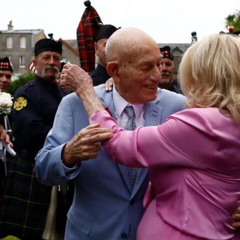 Νορμανδία: Βετεράνος του Β' Παγκοσμίου Πολέμου παντρεύτηκε σύντροφό του