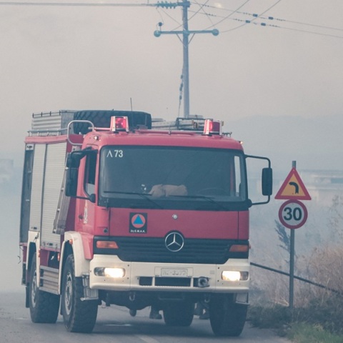 Οριοθετήθηκε η πυρκαγιά σε αποθήκη της ΠΥΡΚΑΛ στο Πάνακτο Βοιωτίας