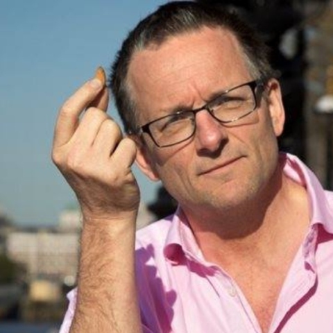 ο Μάικλ Μόσλεϊ κραταει αμυγδαλο