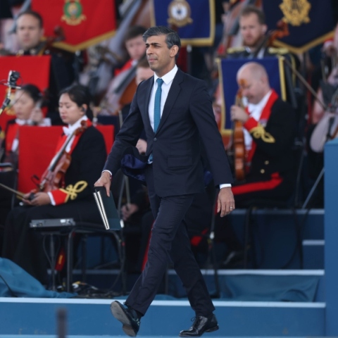 Ο Ρίσι Σούνακ, ορχηστρα, σημαιες, οργανα