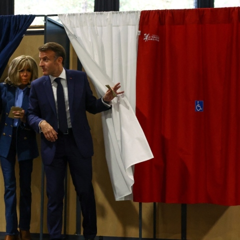 Ο Γάλλος πρόεδρος Εμανουέλ Μακρόν και η σύζυγός του Μπριζίτ Μακρόν κατά τη διάρκεια των ευρωεκλογών 