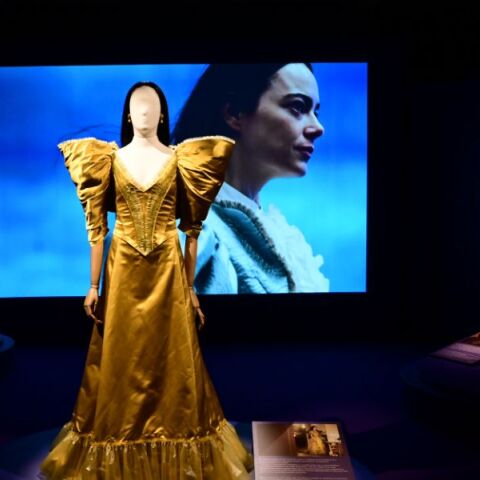 Τα κουστούμια του «Poor Things» κοσμούν το Μουσείο Μπενάκη 