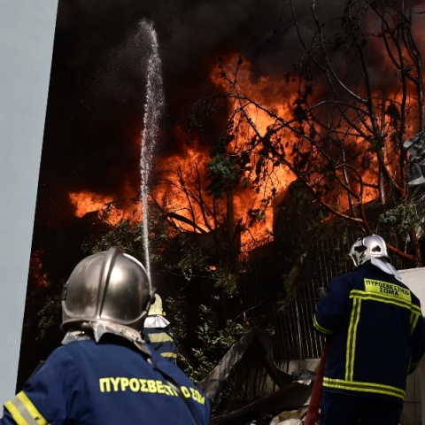 πυροσβεστες, φωτια, σπιτια