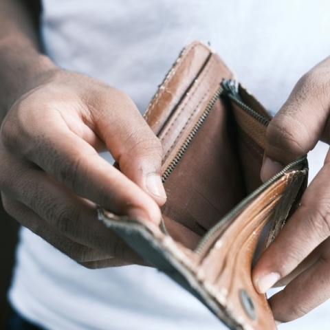 2 χερια κραταν αδειο πορτοφολι