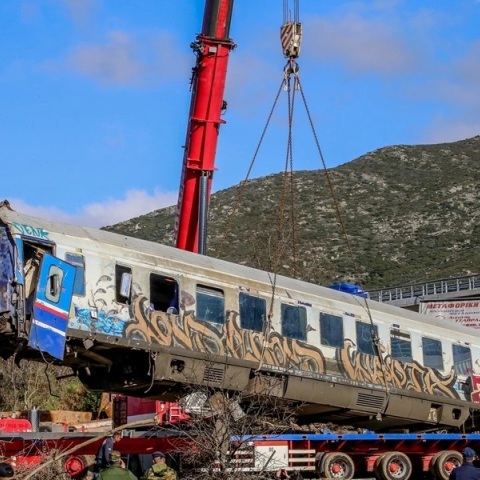 γερανος υψωνει κατεστραμμενο βαγονι τραινου