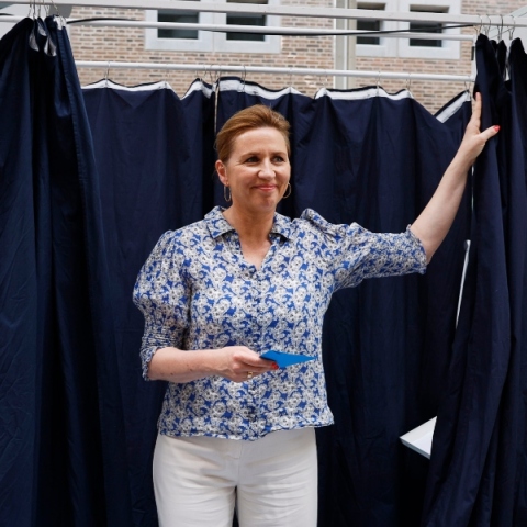 η Μέτε Φρέντρικσεν σε εκλογικο παραβαν