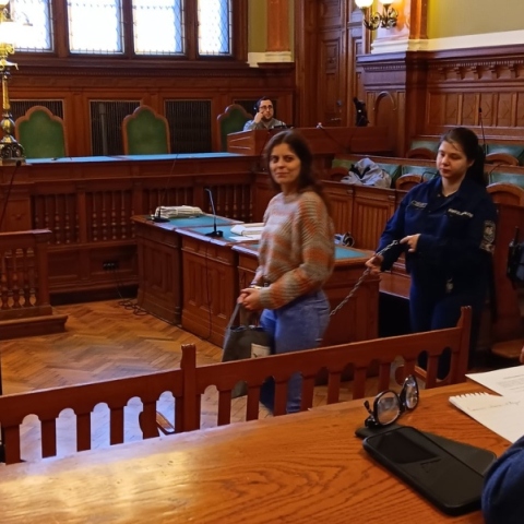 η Ιλάρια Σάλις αλυσοδεμενη στο δικαστηριο