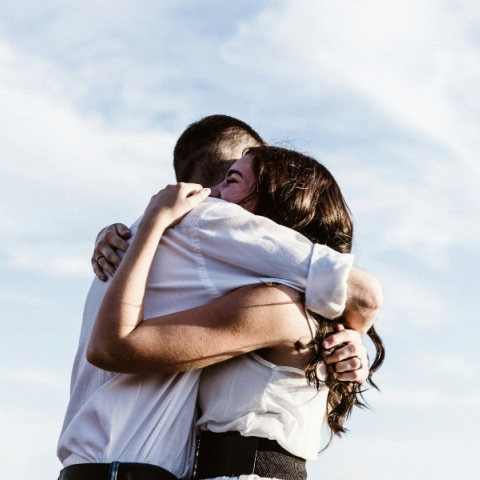 ανδρας, γυναικα, αγκαλιαζονται 