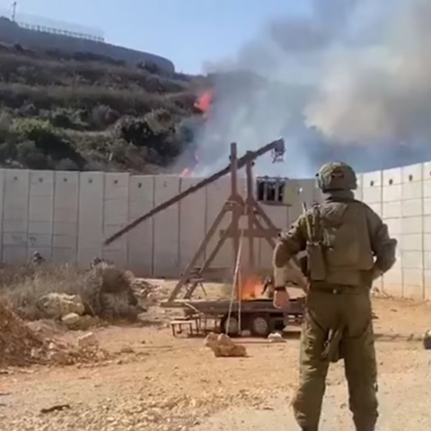 στρατιωτες, καταπελτης, ερημος, φωτια