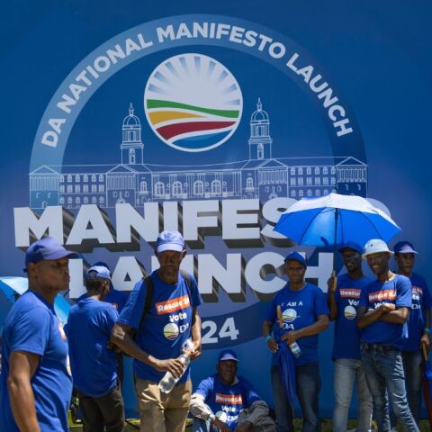 Για πρώτη φορά μετά τον Μαντέλα, Λευκοί και Μαύροι θα συγκυβερνήσουν στην Νότια Αφρικη