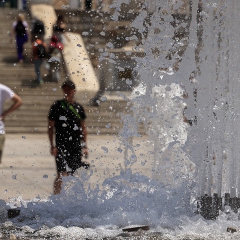 Ανεβαίνει η θερμοκρασία και η ζέστη είναι ανυπόφορη στην Αττική 