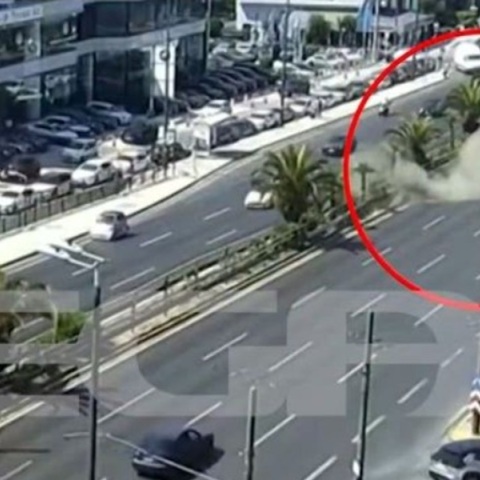 Τροχαίο ατύχημα στη Λεωφόρο Συγγρού: Βίντεο με το ΙΧ που ντελαπάρισε πέντε φορές
