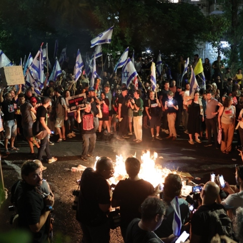 διαδηλωτες, φωτιες, σημαιες