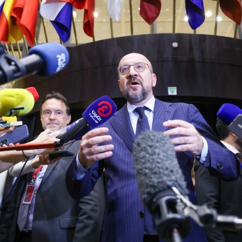 o Σαρλ Μισέλ, δημοσιογραφοι, μικροφωνα