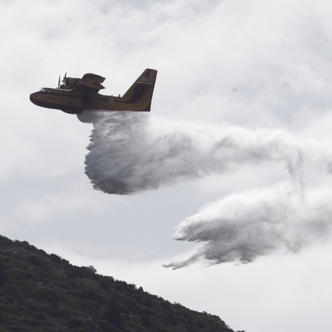 Αεροπλάνο επιχειρεί σε φωτιά