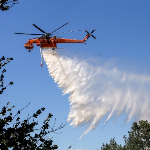 πυροσβεστικο ελικοπτερο, νερο, καπνοι