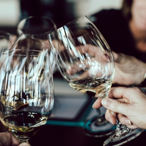 χερια κραταν ποτηρια