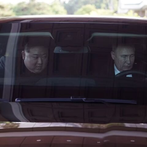 Πούτιν: Δώρισε στον Κιμ μια ρωσική λιμουζίνα