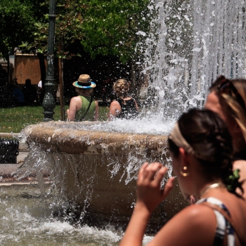 συντριβανι, περαστικοι, πλατεια