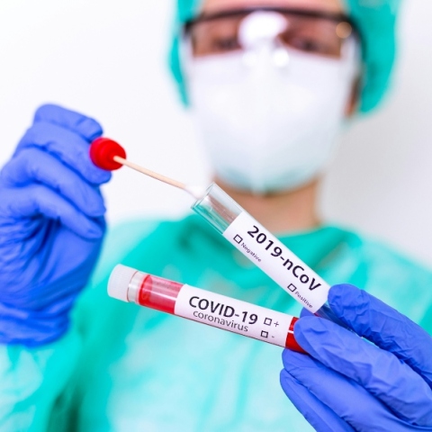 νοσοκομος κραταει φυαλλιδια