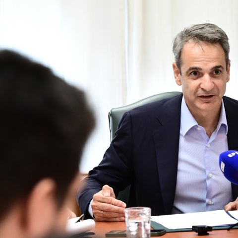 Πυρά της αντιπολίτευσης μετά τις ανακοινώσεις Μητσοτάκη για τα έσοδα από έκτακτη εισφορά στα διυλιστήρια