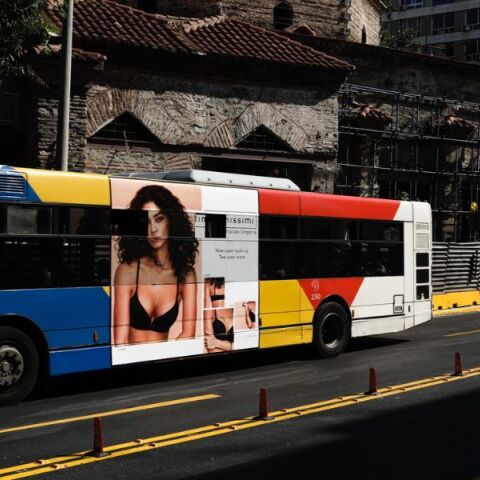 Λεωφορείο που φέρει διαφήμιση για εσώρουχα 