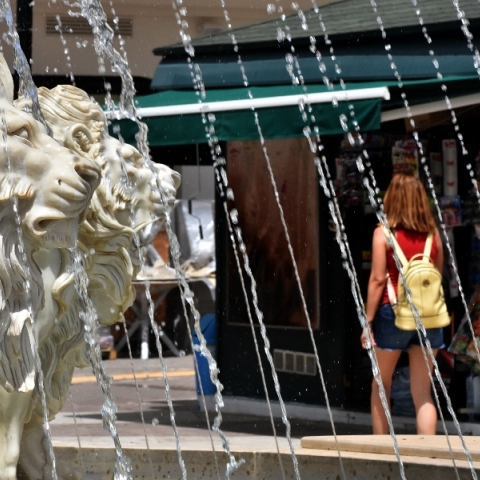 συντριβανι, αγαλματα λιονραριων, νερα, γυναικα