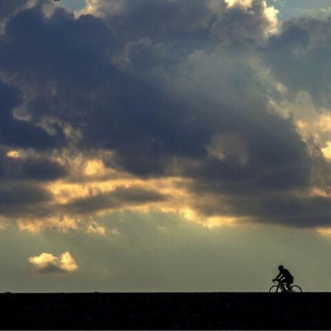 Ένας ποδηλάτης υπό βαριά συννεφιά