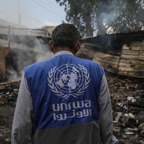 Υπάλληλος της UNRWA μπροστά από κατεστραμμένο σχολείο των Ηνωμένων Εθνών στον προσφυγικό καταυλισμό Al Nuseirat