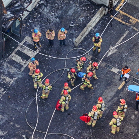 διασωστες, καμμενο εργοστασιο