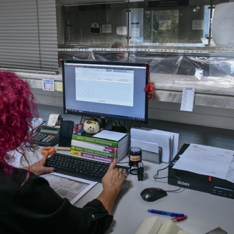 υπαλληλος μπροστα απο υπολογιστή