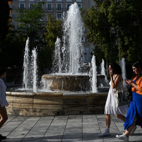 συντριβανι, περαστικοι, πλατεια