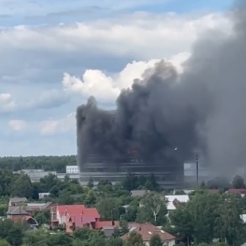 φλεγόμενο κτήριο