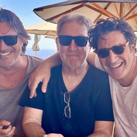 Χριστόφορος Παπακαλιάτης: Η φωτογραφία στη Σαντορίνη με τον πατέρα και τον αδερφό του