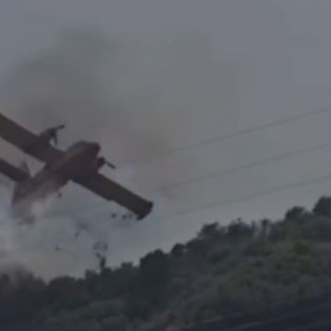Παραλίγο πτώση Canadair ενώ επιχειρούσε κατάσβεση της φωτιάς στη Ναυπακτία (video)