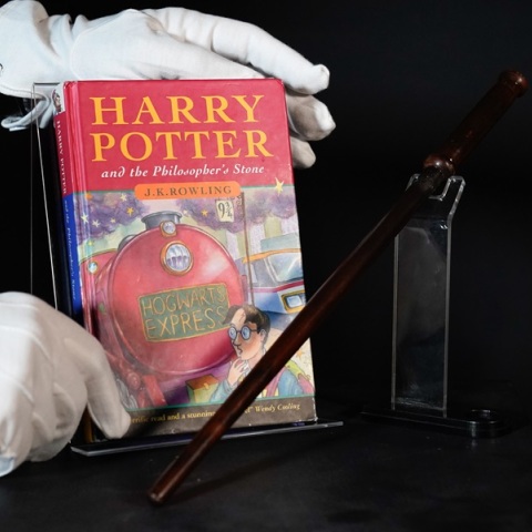 Η πρώτη έκδοση του βιβλίου «Ο Χάρι Πότερ και η Φιλοσοφική Λίθος»