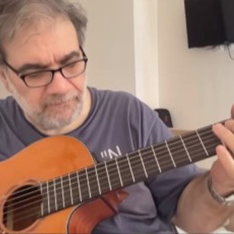 Δημήτρης Σταρόβας: Παίζει για πρώτη φορά κιθάρα μπροστά στην κάμερα